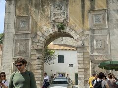 タクシーはくねくねとした細い坂道を登ってこのサン・ジョルジェ城に到着。この門(Arco de Castelo) は1846年に造られたもので中央にはポルトガル共和国の紋章。この門を入って右手の坂道を上ると入場口に到達する。（ここまでのタクシー代はチップも含め確か10ユーロ?で事足りたと思う。）