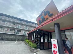 本日の昼食会場となる回転寿司「天天丸」へ11時開店の約10分前に到着。5組ほどのお客が開店を待っていました。「天天丸」は四国内のみのチェーン店になります。