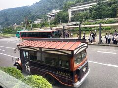 登山バスの箱根湯本駅バス停。
バスターミナルになっていて、旧東海道など登山電車のないところへバス路線も走る。
箱根のバス路線は登山電車の系列と伊豆箱根の系列があるが、どちらも系統番号がふってある。外国人の利用者が多いため。
登山電車と併走する国道1号を走り、元箱根へいく路線と、国道1号を宮ノ下まで走り、そこから国道138号に入り、仙石原桃源台へ行く路線が主。