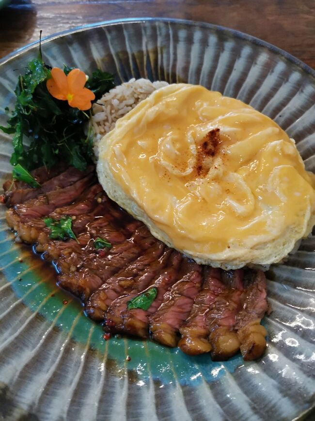 Kapow_29 chiangrai <br />ガパオ29 チェンライ<br /><br />きました～！！<br />めっちゃテンション上がるビジュアル！<br />ステーキガパオ　179B<br /><br />お肉の焼き加減も選びます。<br />私はレアで。