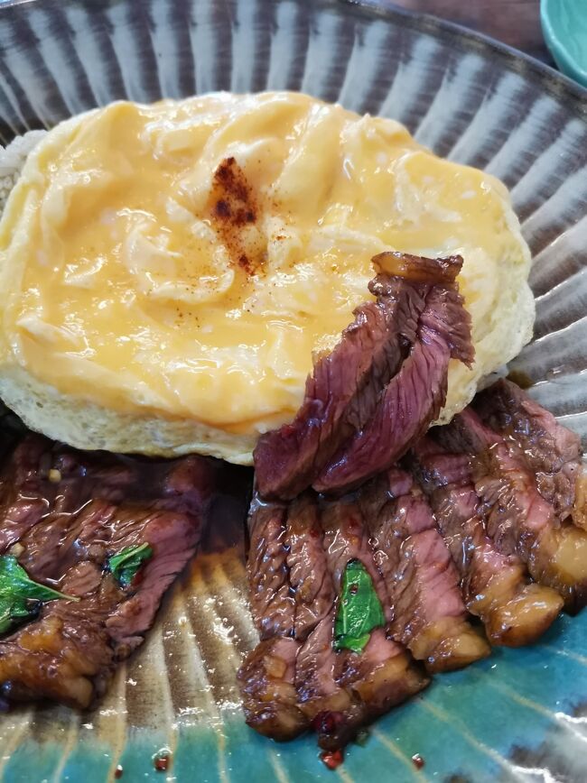 Kapow_29 chiangrai <br />ガパオ29 チェンライ<br /><br />お肉は思ったよりちょっと薄いけど、<br />ちゃんとレアに仕上がってるし、<br />めっちゃジューシーで美味しい。