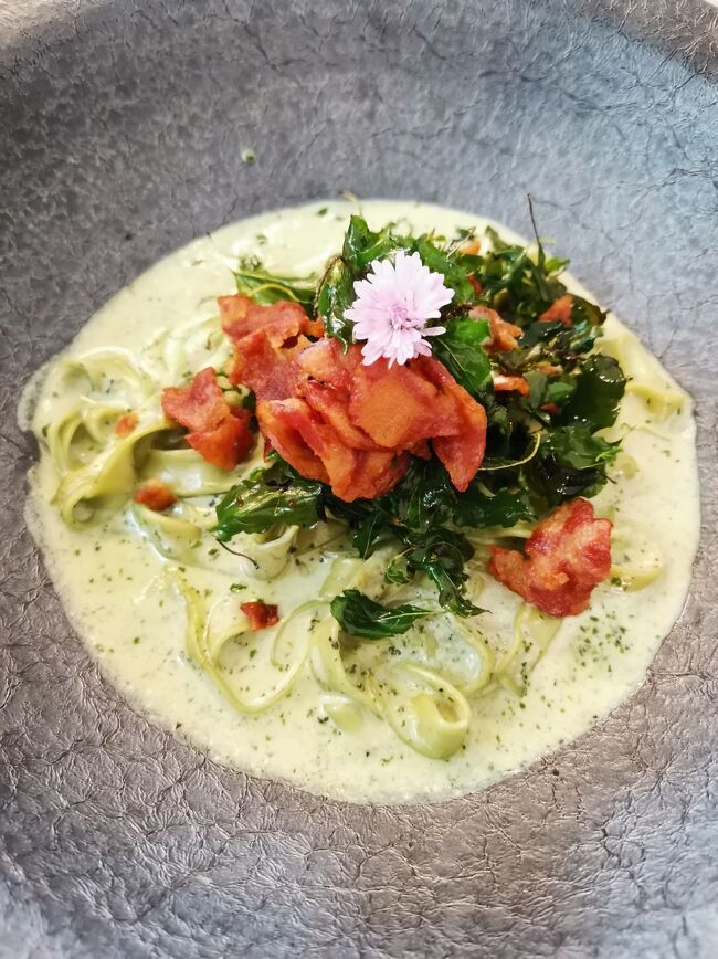 Kapow_29 chiangrai <br />ガパオ29 チェンライ<br /><br />注文する時に店員さんに<br />「1人だけどステーキガパオも食べたいし、フェットチーネも食べたいんだけど、<br />どうしよう」って相談したら<br />「食べきれなければ持ち帰りにしてあげるから」と。<br />バジルクリームソースと手打ちのフェットチーネが合う！