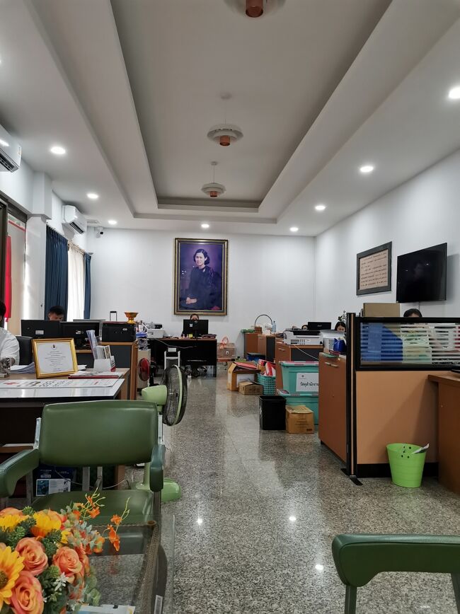 Red Cross blood donation chiangray <br />赤十字献血センター　チェンライ<br /><br />建物の中に入ったら、<br />事務所みたいになっていて、<br />いきなり外国人が入って来てビックリしたスタッフ全員に<br />見つめられ固まる摩訶不思議姉。