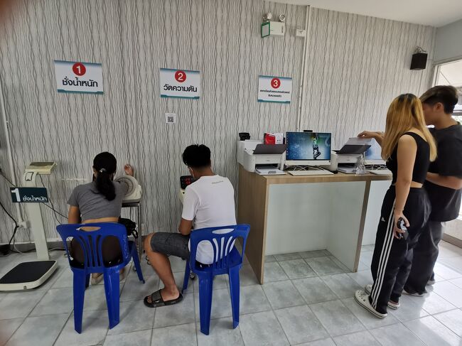 Red Cross blood donation chiangray  near hospital <br />赤十字献血センター　チェンライ チェンライ病院近く<br /><br />タイ人も来てます。<br />献血も人の役に立つという事で、<br />タンブン（徳を積む）としてタイ人に人気のある行為。