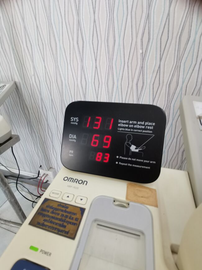 Red Cross blood donation chiangray  near hospital <br />赤十字献血センター　チェンライ チェンライ病院近く<br /><br />いつもは血圧の上が110くらいなんだけど、<br />何気に高い。<br />脈も上がってるから、ちょっと緊張してるのかな？<br />（緊張している自覚はない）