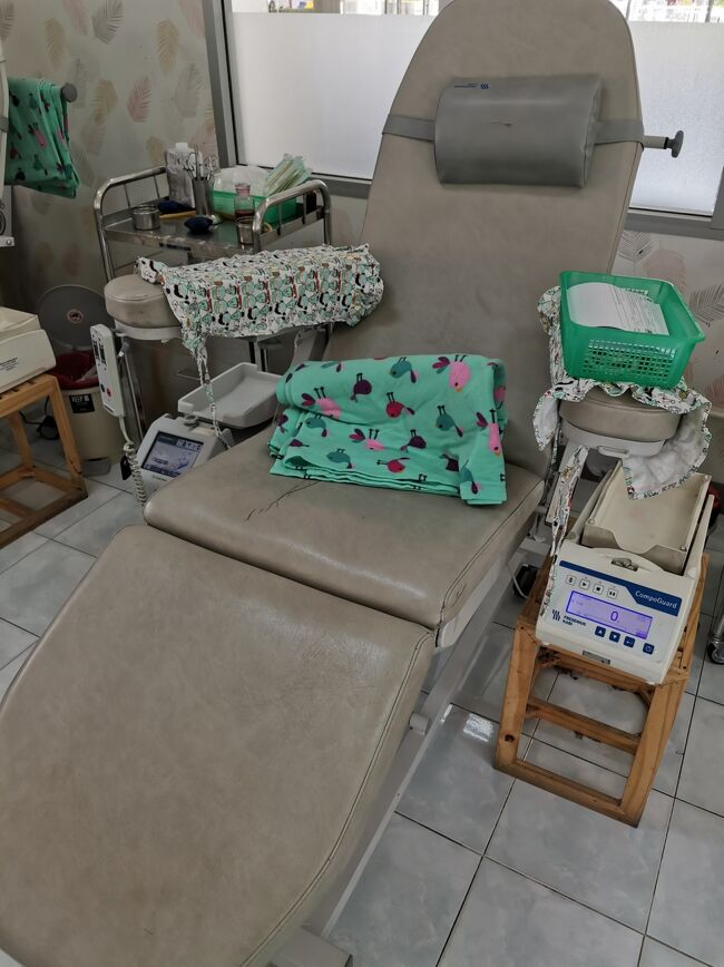 Red Cross blood donation chiangray  near hospital <br />赤十字献血センター　チェンライ チェンライ病院近く<br /><br />献血をしたい腕を確認されて着席。<br />ちなみにチェンライでは成分献血は出来ないそうです。<br />全血献血のみ。