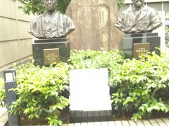 地下鉄市役所前駅からホテルオークラを抜けると伊藤博文の胸像

