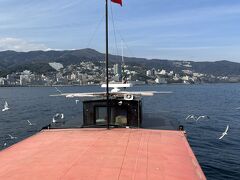 遊覧船にイタリアの国旗が掲げられて、遊覧船の名前がサンレモというのは熱海市がイタリアのサンレモ市と姉妹都市だからです。