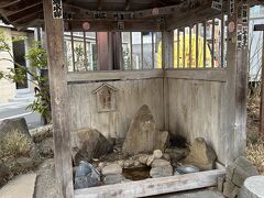 散策途中、熱海七湯と呼ばれる源泉のうちのひとつの河原湯を見つけましたが、湯気が出ておらず、お湯が湧き出ているような感じもありませんでした。