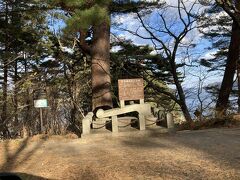 久慈から三陸自動車道に乗り浄土ヶ浜を目指し南下。今は浄土浜付近には駐車できず、浄土ヶ浜第一駐車場に車を駐めて１０分くらい歩くことに。途中にあった宮古港海戦記念碑。幕末に政府軍（西軍）と旧幕府軍（東軍）の軍艦がこの沖で一戦を交えた。