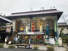 青葉城資料展示館を外から。仙台七夕の飾り物がガラス越しに見えました。