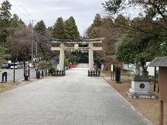 仙台東照宮に移動しました。ここなのかな綺麗な造りの門は？