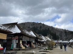 えーと、東北自動車道を白河ICで下りて、国道289号へ（たぶん。）
下郷町の道の駅に寄ると、周りは雪。
びっくりしました。

国道121号で山間の道へ。
駐車場に停めてしばらく歩くと、大内宿です。
茅葺き屋根の景観の素晴らしい地区です。

