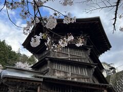 さざえ堂

六稜三層建て内部の西国三十三観音を巡拝するための階段が、参拝者がすれ違うこと無く安全にお参りできるという世界にも珍しい建築様式です。