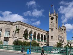 首都ブリッジタウンはイギリス植民地時代の建物が残り、世界遺産に指定されています。国会議事堂（写真）は地元のサンゴ石灰岩を利用して、1870年代のネオゴシック様式で建てられました。