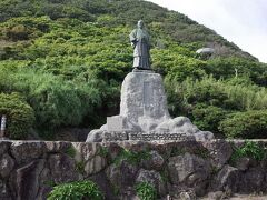 中岡慎太郎もお出迎え。
落成式の演説の一節から、桂浜の龍馬像と見つめ合っているという都市伝説が生まれました。