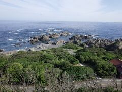 室戸岬
左が紀伊水道、右が土佐湾。まさに最先端。海岸線がモヤっとしているのは、今もハイペースで地面が隆起しているから。
展望台より撮影。