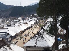 ここは撮影スポット。

神社の長い石階段を上ると、町並みが見渡せる場所があります。
すごーい！