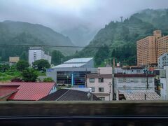 越後湯沢駅を出発した時、既に１５時頃です(-_-)

仕事終わって直ぐに支度して東京駅に向かったつもりですが、上越新幹線は本数が少ないかな…