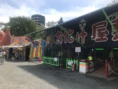 札幌まつりは、公園に出店される多数の屋台めぐりを楽しむ事もできるので、先ずは歩いて中島公園へ。
4年ぶりにコロナ禍の制限がないお祭りは、お化け屋敷などの小屋も建っていました。
