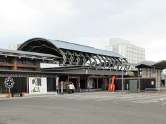 9:00　高知駅（高知県高知市栄田町・北本町）南口
ＪＲ高知駅は岡山や高松、高知県内各地への列車が発着します。
南口に路面電車駅もあって、市内を縦横に走っています。
北口は、空港行きや長距離バスが発着しています。