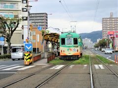 どこへ行くにも、高知市内はとさでんの路面電車が縦横に走っています。
その車両がレトロで、すれ違うだけでも楽しい♪

桂浜に行く前に、もう1か所寄りたい所があります。