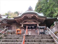 13:05　35番札所 清瀧寺（きよたきじ）（高知県土佐市高岡町）本堂
真言宗 豊山派、醫王山 鏡池院（きょうちいん）。

創建：723年（養老7年）
開基：行基菩薩
御本尊：厄除薬師如来

ろうそくとお線香、納め札とお賽銭、お経の代わりに「南無大師遍照金剛」三唱。