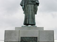 15:12　武市半平太像（高知県須崎市浦ノ内須ノ浦）小雨降ったりやんだり・18℃
武市 瑞山（たけち ずいざん）1829年（文政12年）-1865年（慶応元年）
幕末の志士、土佐藩郷士。土佐勤王党の盟主。

