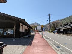 鳥居峠のトンネルを過ぎると中山道の奈良井宿。
宿場町をやや通り過ぎて、中央本線の奈良井駅へと向かう信号を左折し、道なりに進むと見えてくるのがこちら。
道の駅　奈良井木曽の大橋。

この道の駅、非常に珍しい構造。
というのは、駐車場とトイレと建物しかないのです！
道の駅スタンプは建物の中に設置されているものの、売店や観光案内所などはなく、いたってシンプルというか・・・
何でこんな形式なのに道の駅なのか？というか・・・

ま、いっか！(笑)
車を降りて、久々に奈良井宿でも散策してみますかね。