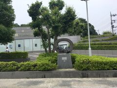 街道を外れ、東大和市の郷土博物館に寄りました。
プラネタリウムの設備があり、館外から投影用のドームの外観を見ることができます。
この日は休館日で、翌日再訪してマンホールカードを貰ってきました。
