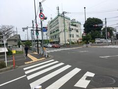 先日走った多摩湖自転車道・直線部と交差する、武蔵大和駅西交差点に着きました。
右に10km行くと直線部の起点、左に1km行くと直線部の終点になります。
