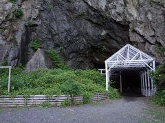 崖に洞窟があります。落石防止のために通路に屋根があります。
神明窟と呼ばれ、若き日に修業した坑です。