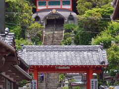 漁港の周りを歩いていると四国八十八箇所の25番札所の「津照寺(津寺)」がありました。石段を登って参拝するほどの時間は残っていません。高知県では見かけなかったお遍路さんの姿を見ることがありました。この先で徳島市内へ向かう車道でも白衣（はくえ）と遍路笠を見掛けました。