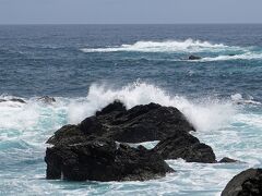 一見すると波は高くなさそうですが、近くの岩礁の辺りは白波が立っています。