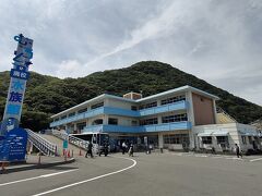 しばらく走った先で立ち寄ったのは「廃校水族館」です。ここは2006年に廃校になった旧室戸市立椎名小学校の建物を利用した水族館です。海水魚など約50種1000匹を飼育しており、全て地元漁師から譲り受けたもので、規模が小さいながらも希少性の高い魚類や大型の海洋生物などが搬入されるようです。