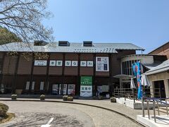 道の駅　木曽ならかわ。
この道の駅、木曽のヒノキなどの木材を使用した木工品が多く展示販売されているところが他の道の駅との違いだと感じた。
また新鮮な野菜や山菜なども豊富に陳列されていたので、家への土産としてそれらを若干買い求めた。