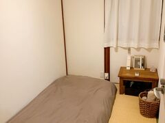 お部屋は狭いですけど、寝るだけと割り切れば十分です。　土曜日の宿泊で5000円(全国旅行支援で20%引)と思えば安いくらいですよね。

畳のお部屋に敷かれた布団はそれなりに快適ではあったのですが、普段ベッドで寝てるので、畳の硬さを感じてしまってそこまで熟睡は出来なかったかな…。