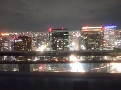 初日の最後は、梅田スカイビル空中庭園展望台に行きました。
大阪市の夜景を一望できます。
カップルが特に多かったので、カップルと行くのがオススメです。