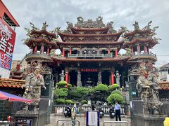 路地の横にドーンとお寺がありました。
台湾のお寺にくるのは初めてですが、湧蓮寺さんは立派な門構えに思えます。