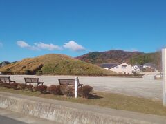 法隆寺から少し歩いた所に古墳があります。
普通の公園のような感じでポツンとあるので、重要文化財感は見た目は無い印象でした。