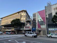 ラウンジでのんびりしてから外へ出かけます。ホテルから歩いてすぐの場所に「近江町市場」がありました。