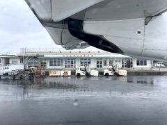 那覇から１時間弱で沖永良部空港（えらぶゆりの島空港）に到着です。天候はあいにくの雨です（泣

着陸時の動画もどうぞ
https://www.youtube.com/watch?v=ACUVnvh8Y5A