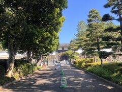 公園を出て歩道橋を渡ると、皇居東御苑と表示されていたので、そちらにも行ってみることにしました。
北桔梗門の入口では、警察の方がカバンの検査をしていました。
さすがに警備がしっかりしていて凄いですね。
何故か緊張しました。