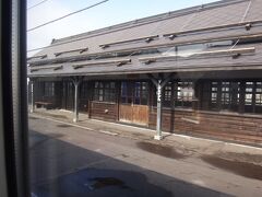 これも素晴らしい木造駅舎。天塩中川。ここは特急停車駅。
板張りの壁とホーローの駅名標が素敵。
