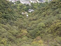 岐阜公園乗り場から金華山山頂までは約５分くらいで到着しました。

ロープウェイの箱は、小さめ？だと感じました。
座るところがないので、全員が立ってるスタイルでした。

ロープウェイには案内の女性が1人乗ってくれて、金華山から見える景色を説明してくれました。

朝イチの便には私を含めて８人が乗っていました。

スッキリしない梅雨空でしたが、ロープウェイから見える景色は格別でした。
紅葉の時期には、きっと素晴らしいんじゃないかと思いました。