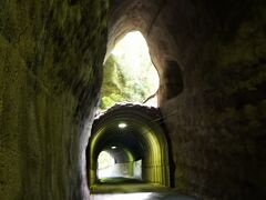 素掘り二重式トンネル
弘文洞入口から、ここを歩いて、温泉宿「川の家」へ
