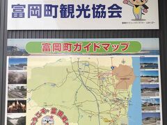 ガイドマップを見てもわかるように、２０１１年の震災から１２年以上経過した今でも、まだ帰還困難区域とされている地域が存在しています。

これらの地域では、津波発生時に避難した後、福島第一原子力発電所事故による放射能の影響で帰宅することが許されず、現在も立ち入りできない家がそのまま残されています。