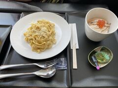 ラウンジでWさんと合流。カルボナーラとサーモン丼を頼むと、カルボナーラは何10分前に作った？と思うような冷めっぷり。一方サーモン丼は刺身なのに下のご飯が熱々すぎて茹でた状態に。

一応仮にもファーストクラスラウンジ名乗っているのにこのクオリティはちょっと勘違いしている気が。
