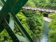 だいぶ下ってきて大平台駅、出山信号所を過ぎしばらくすると箱根登山電車のハイライト、出山鉄橋（早川橋梁）を渡ります。現存する日本最古の鉄道橋だとか。
周囲が一気に開け、眼下に早川の渓流が見えます。
向こうに見えるのは塔ノ澤橋。紅葉の季節はあちらから出山鉄橋を渡る登山電車を撮ろうと撮り鉄が集まる箱根観光名所のひとつだそうです。