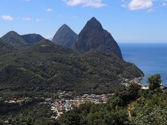 島の南にあるピトン山を見に行きました。２つの火山が海底隆起しているのは世界でここだけなので、世界遺産に指定されています。